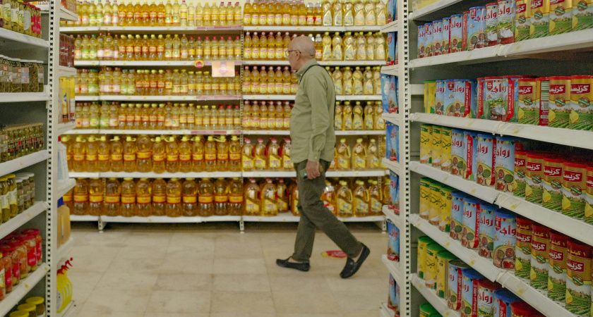 «Красную цену» беру не глядя: какие качественные продукты за 3 копейки продавцы из «Пятерочки» "тащат" наперегонки