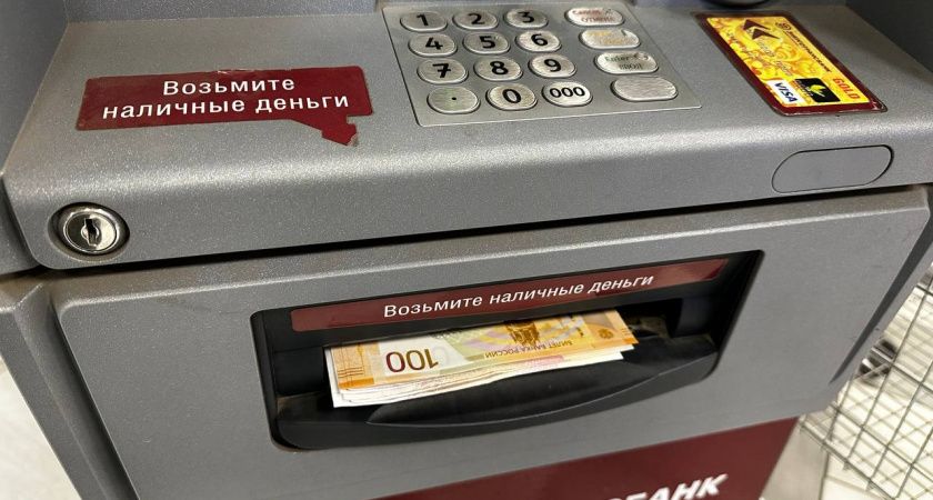 Снимать и класть деньги на карту без внимания налоговой уже не выйдет: от какой суммы начнется контроль
