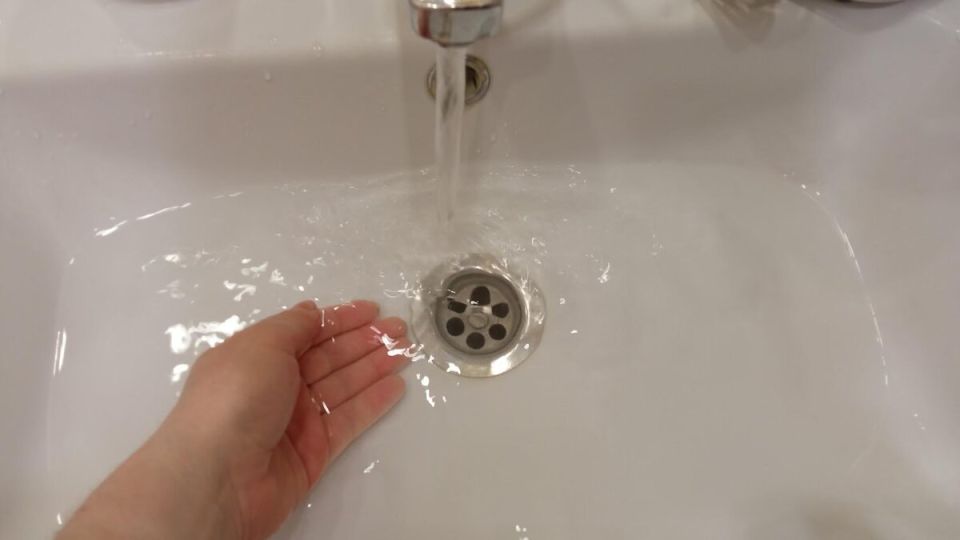 Неожиданное решение для забитого слива: как крем для депиляции может спасти ситуацию