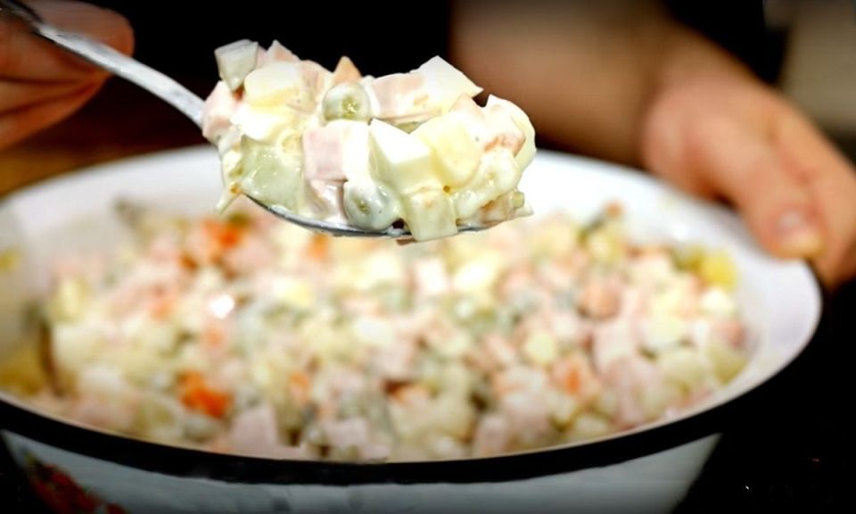 Неожиданные секреты приготовления оливье: как сделать любимый салат настоящим шедевром