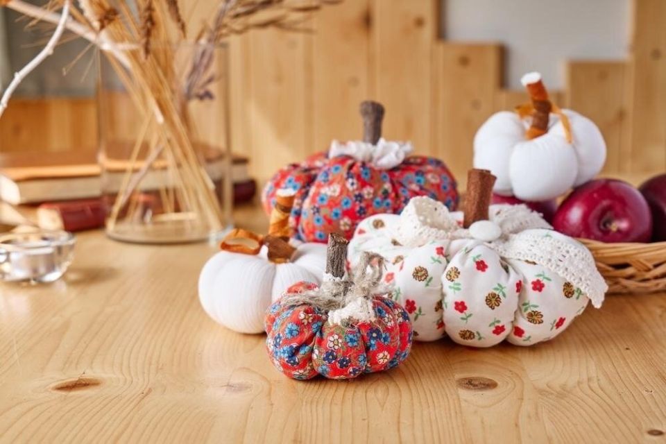 Тыквенные поделки: творческий подход к осеннему декору