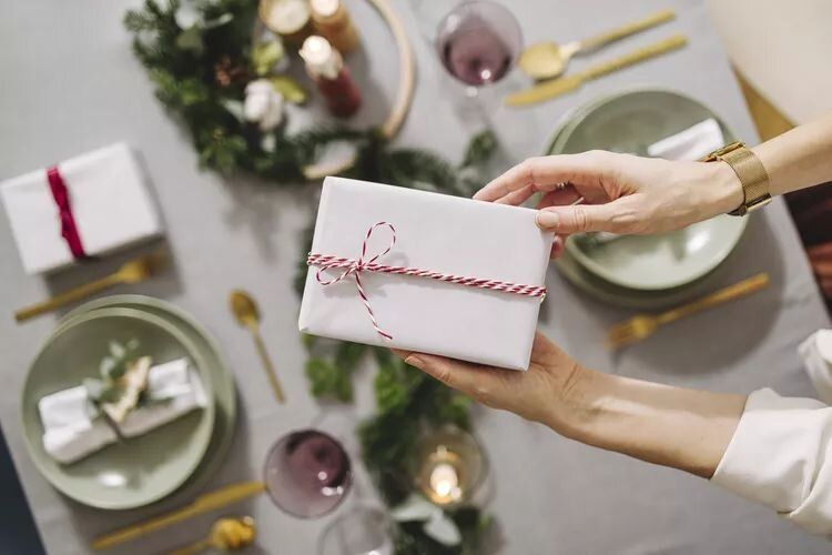 Неуправляемые приглашения: что подарить без лишних хлопот?