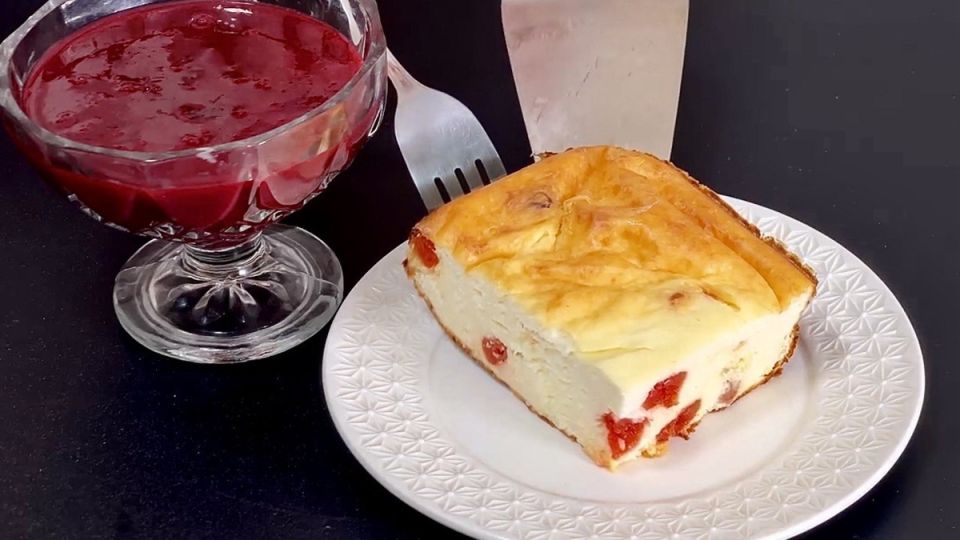 Нежная творожная запеканка: секреты суфле и низкокалорийный вишнёвый джем