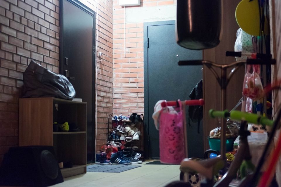 Осторожно! Штрафы за вещи в подъезде: что нужно знать каждому собственнику квартиры