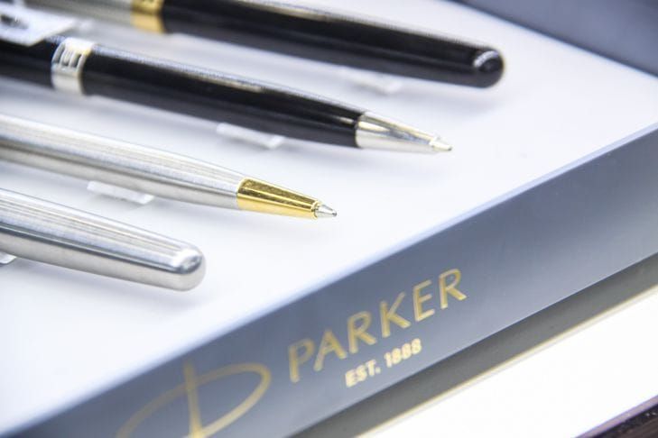 Как вывести с одежды следы от шариковой ручки: простые лайфхаки для спасения любимых вещей