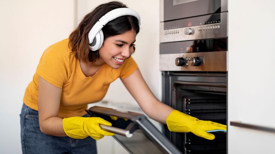 Мудрые хозяйки знают об удивительном средстве: вонь из духовки исчезает мгновенно