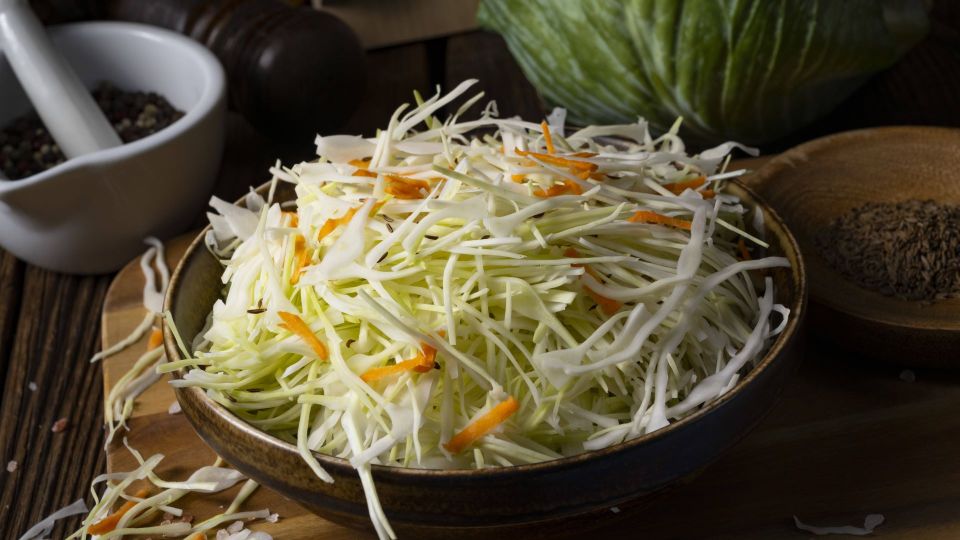 Гости обязательно попросят рецепт: как приготовить сытное кушанье из квашеной капусты без мяса