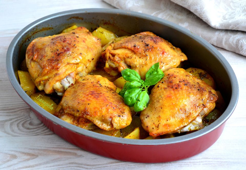 Нежное куриное бедро с картошкой: просто, вкусно и слегка остро