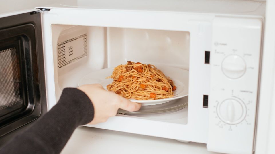 Не вздумайте ставить микроволновку в этом месте: потом разоритесь на ремонте