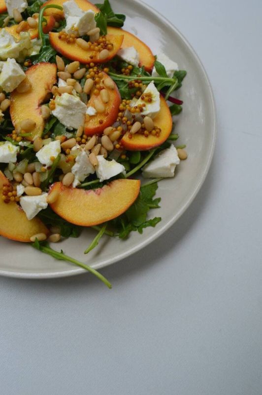 Летний салат из зелени, фруктов и сыра