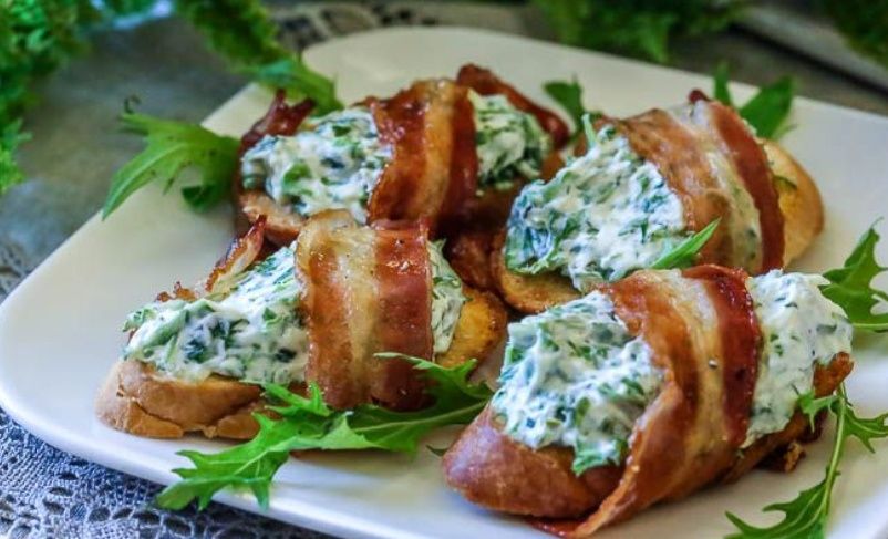 Кростини с творожным сыром, рукколой и хрустящим беконом