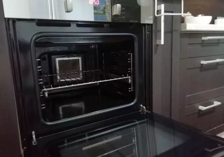 Как отмыть духовку за 10 минут без химии: трюк с содой, который работает