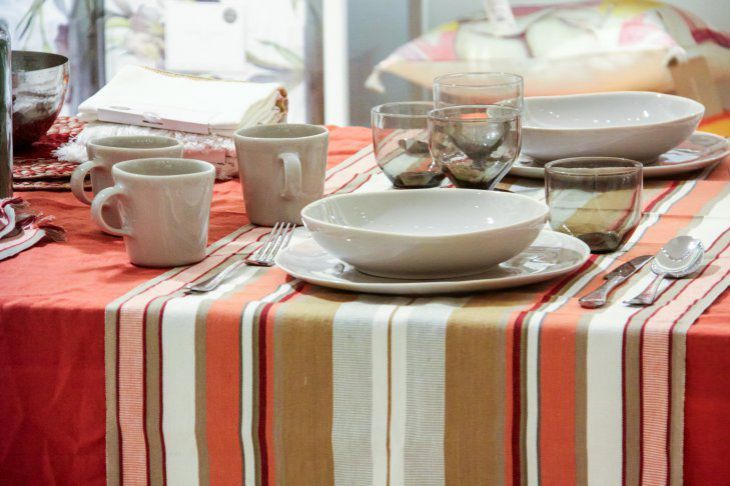 Будет сиять, как новая: 3 эффективных способа вывести застарелые пятна со скатерти