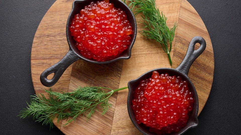 Вместо банальных бутербродов: эту закуску с красной икрой готовят шеф-повара