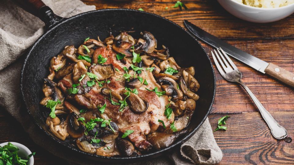 У грузинских хозяек свинина всегда нежная и сочная: секрет в этом пикантном соусе