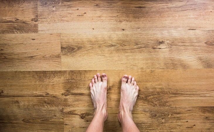 Как мыть ламинат, чтобы он не вздулся: советы профессиональных горничных