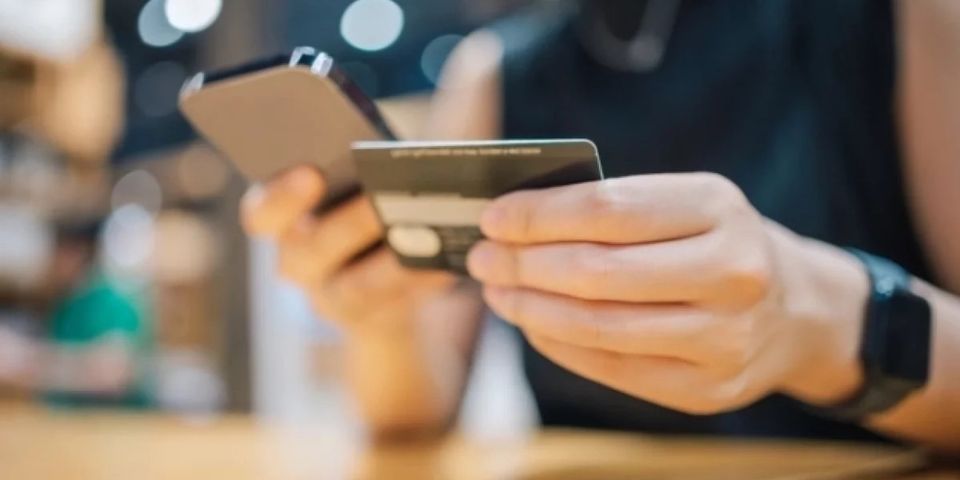 Почему россиянам стоит пересмотреть подход к денежным переводам при крупных покупках