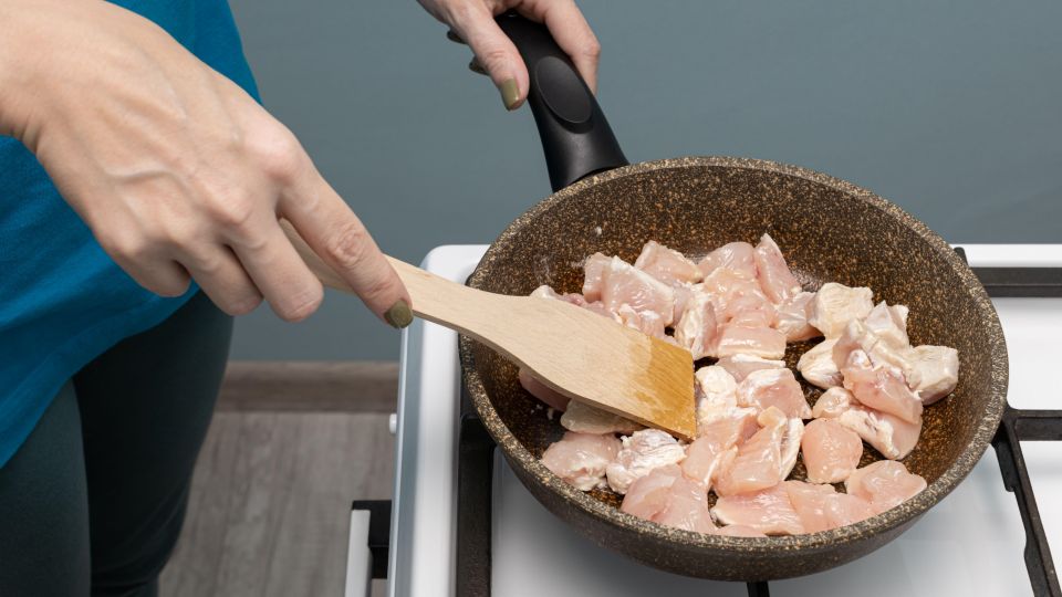 Ни одна капля масла не попадет на плиту: положите в сковороду вот что