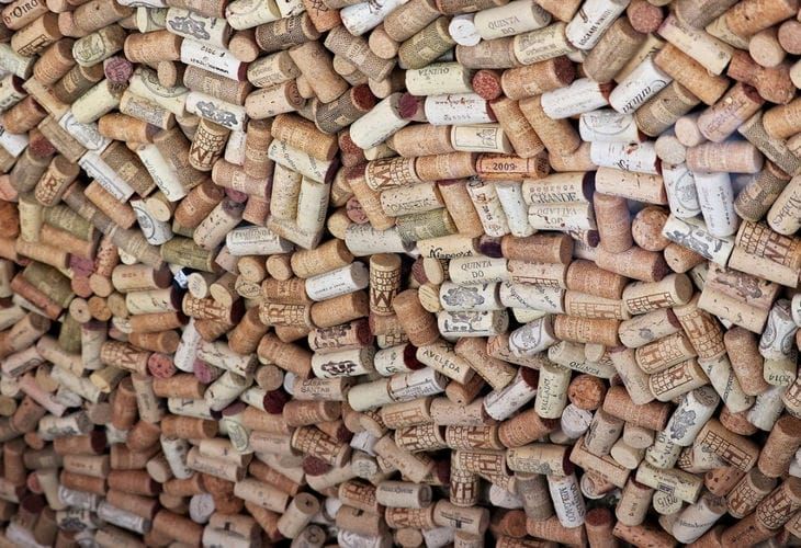 Как открыть любую пробку за 5 секунд: секрет барменов, о котором молчат