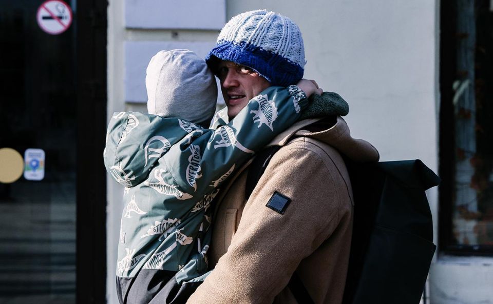 Многодетные отцы: новый законопроект предлагает досрочную пенсию для одиноких родителей