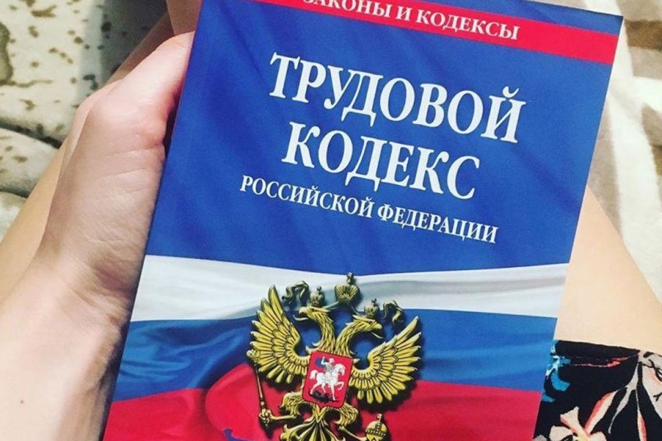 Секретарь, не покинувшая офис в течение 20 лет, потеряла компенсацию из-за брака с директором