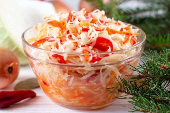 Традиционный салат с квашеной капустой: вкус, который непременно украсит ваш стол
