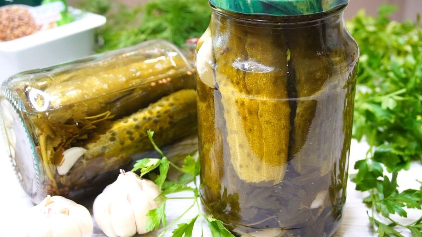Летние огурцы на зиму: навелись на идеальный рецепт с кориандром