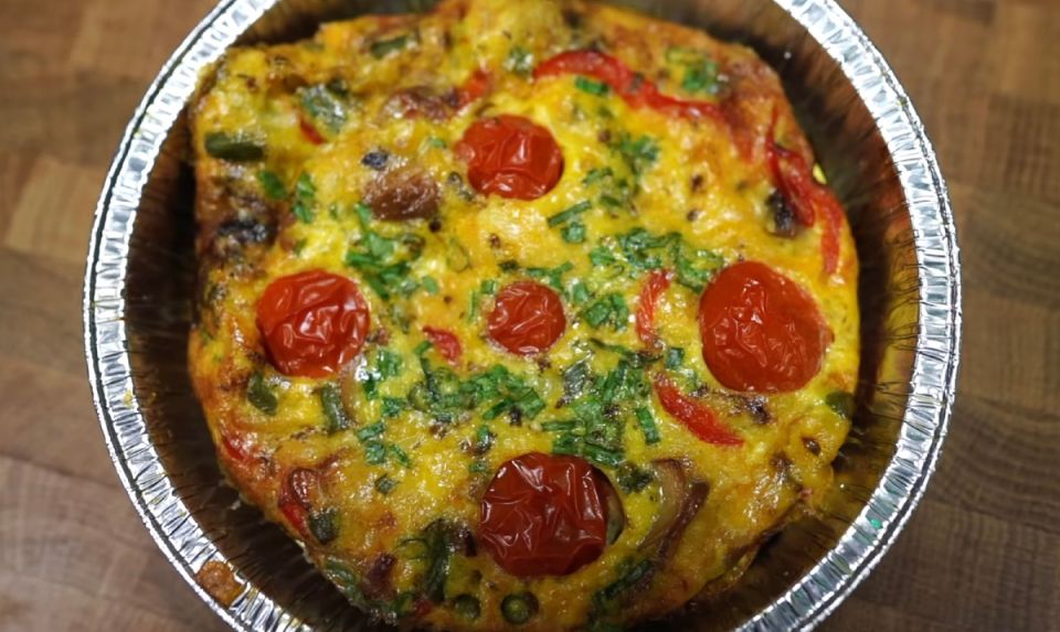 Фриттата с грибами, овощами и зеленью