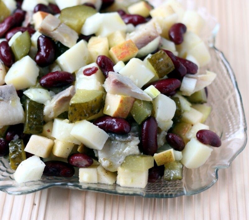 Зимний салат с фасолью и селедкой: вкусно и с изюминкой