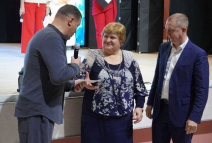 Депутаты Алексей Плотников и Евгений Лотин поздравили Анивскую «Викторию» с 15-летием