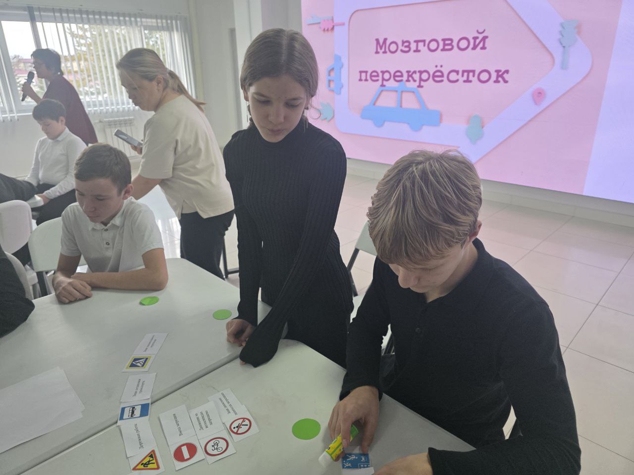 В Сахалинской областной детской библиотеке прошла интерактивная викторина, посвящённая безопасности дорожного движения В Сахалинской областной детской библиотеке прошла интерактивная викторина, посвящённая безопасности дорожного движения