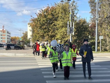 Юные инспекторы движения школы 7 под руководством сотрудников управления Госавтоинспекции и областной детской библиотеки, в преддверии Дня автомобилиста,  приняли участие в флешмобе "Лайк водителю!" на пешеходном переходе