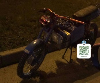 В Южно-Сахалинске подросток на самодельном мопеде въехал в иномарку — два человека пострадали