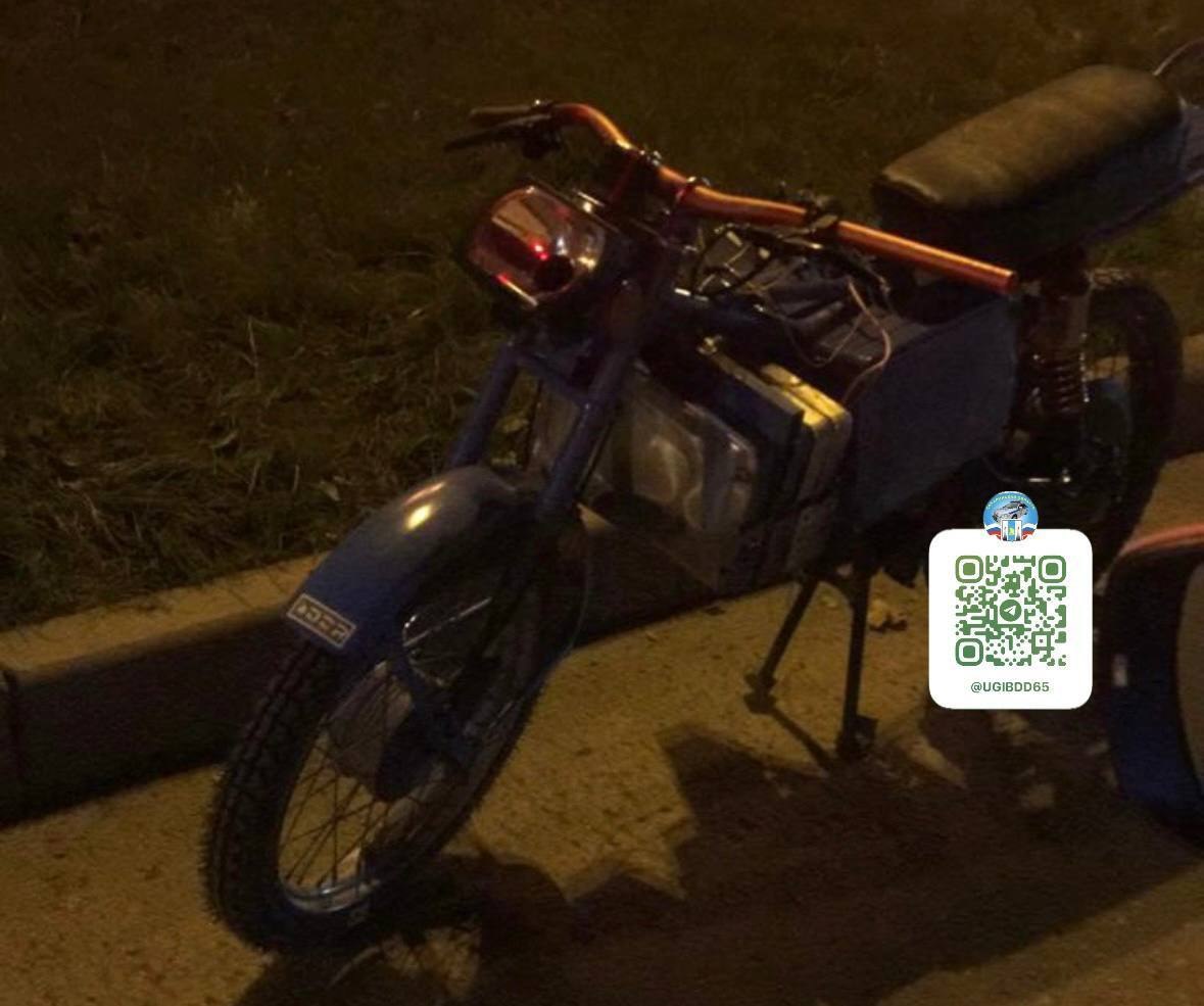 В Южно-Сахалинске подросток на самодельном мопеде въехал в иномарку — два человека пострадали