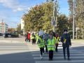 Юные инспекторы движения школы 7 под руководством сотрудников управления Госавтоинспекции и областной детской библиотеки, в преддверии Дня автомобилиста,  приняли участие в флешмобе "Лайк водителю!" на пешеходном переходе