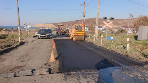 Возле ж/д переезда в Томари обновили асфальтобетонное покрытие