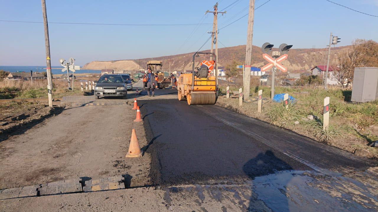 Возле ж/д переезда в Томари обновили асфальтобетонное покрытие