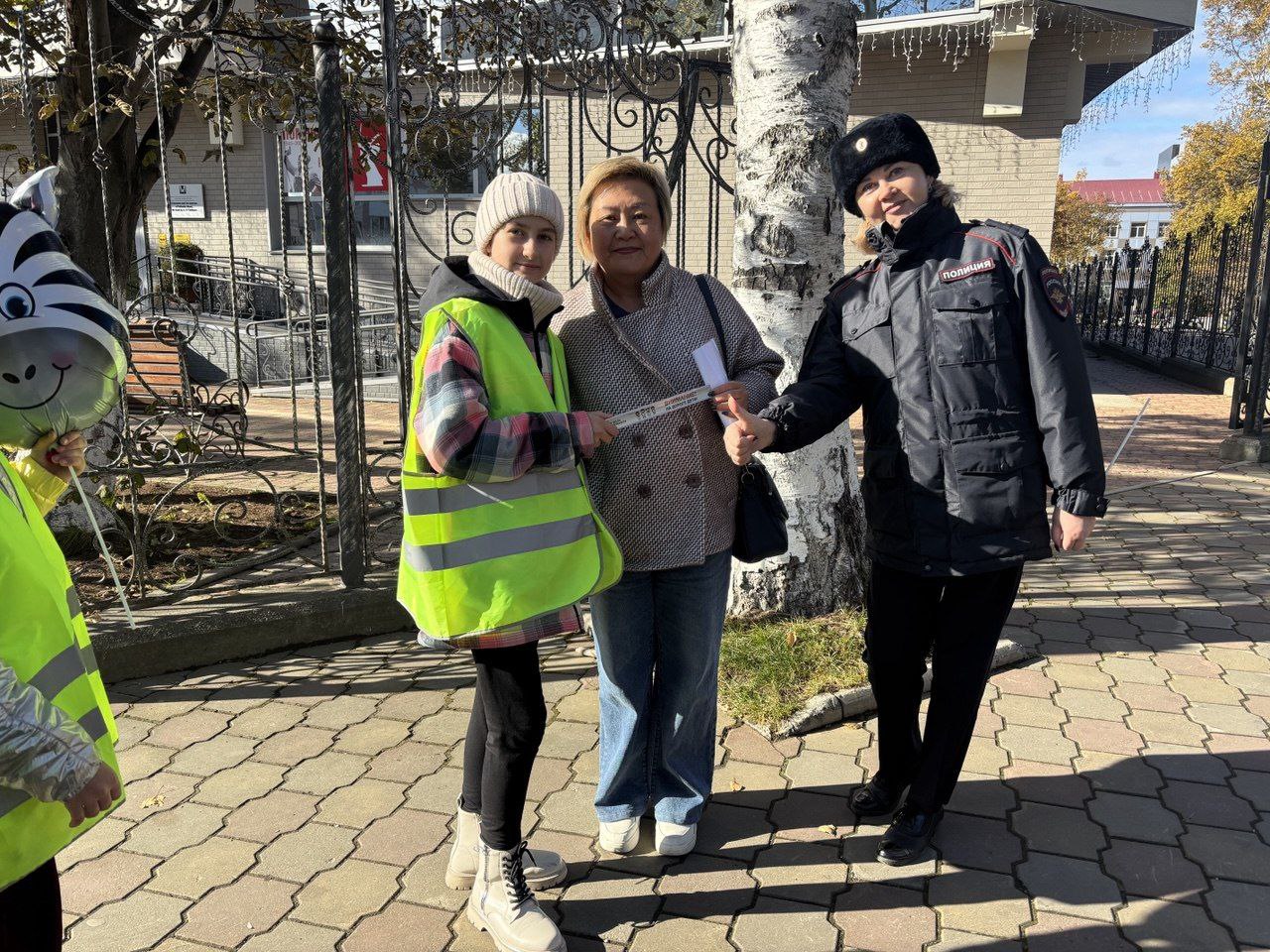 Юные инспекторы движения школы 7 под руководством сотрудников управления Госавтоинспекции и областной детской библиотеки, в преддверии Дня автомобилиста,  приняли участие в флешмобе "Лайк водителю!" на пешеходном переходе Юные инспекторы движения школы 7 под руководством сотрудников управления Госавтоинспекции и областной детской библиотеки, в преддверии Дня автомобилиста,  приняли участие в флешмобе "Лайк водителю!" на пешеходном переходе