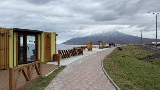 Специалисты минЖКХ проверили ход капитального ремонта дворов в селе Горное на Курилах