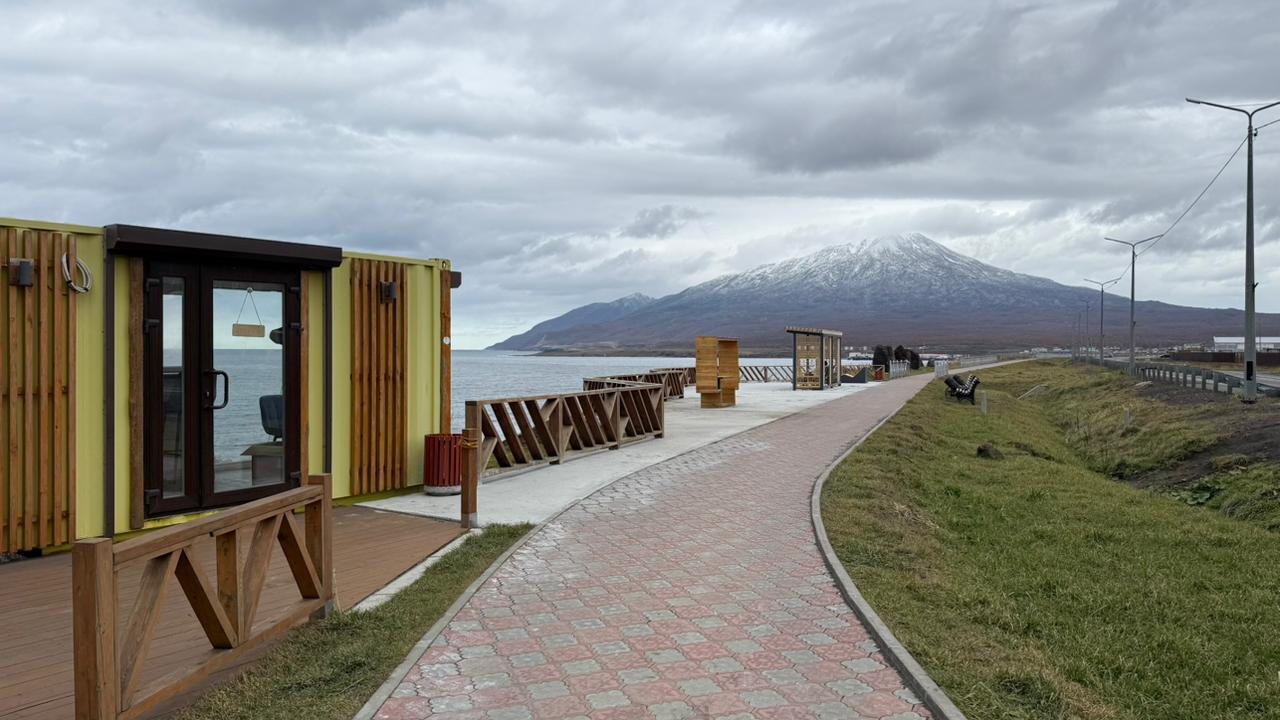 Специалисты минЖКХ проверили ход капитального ремонта дворов в селе Горное на Курилах