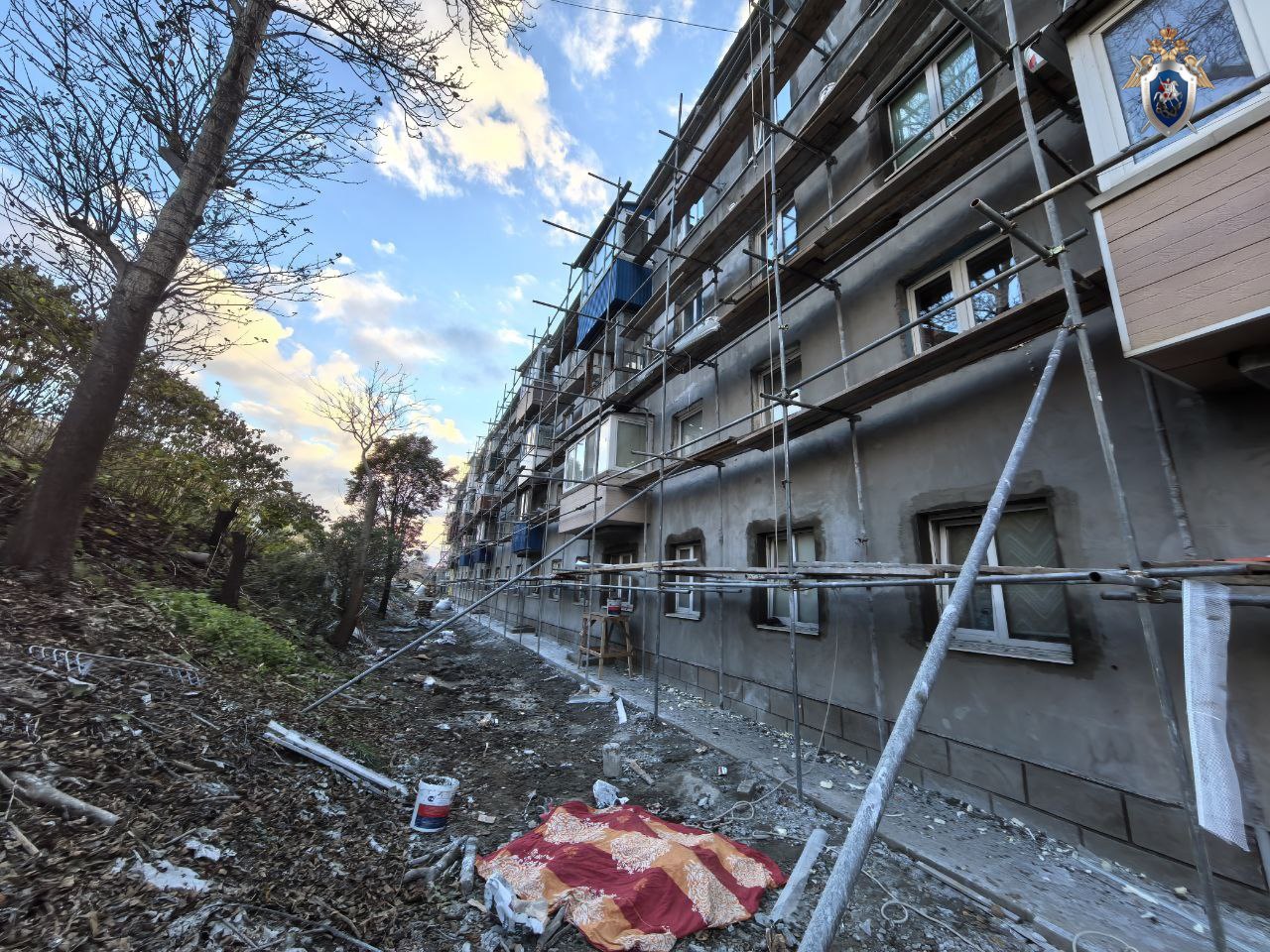 В Холмске возбуждено уголовное дело после гибели рабочего, упавшего с строительных лесов В Холмске возбуждено уголовное дело после гибели рабочего, упавшего с строительных лесов