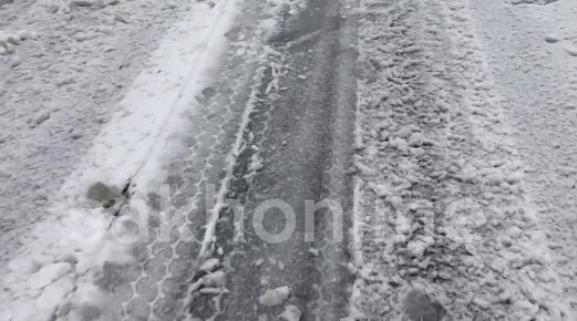 Скользкая дорога утром 27 октября привела двух водителей к ДТП в Поронайском районе