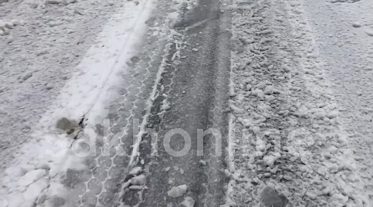 Скользкая дорога утром 27 октября привела двух водителей к ДТП в Поронайском районе