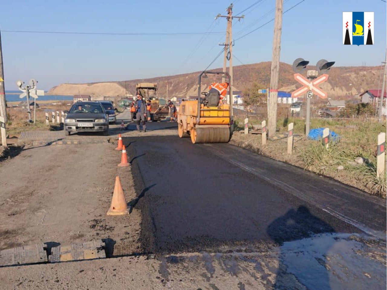 Возле ж/д переезда в Томари обновили асфальтобетонное покрытие