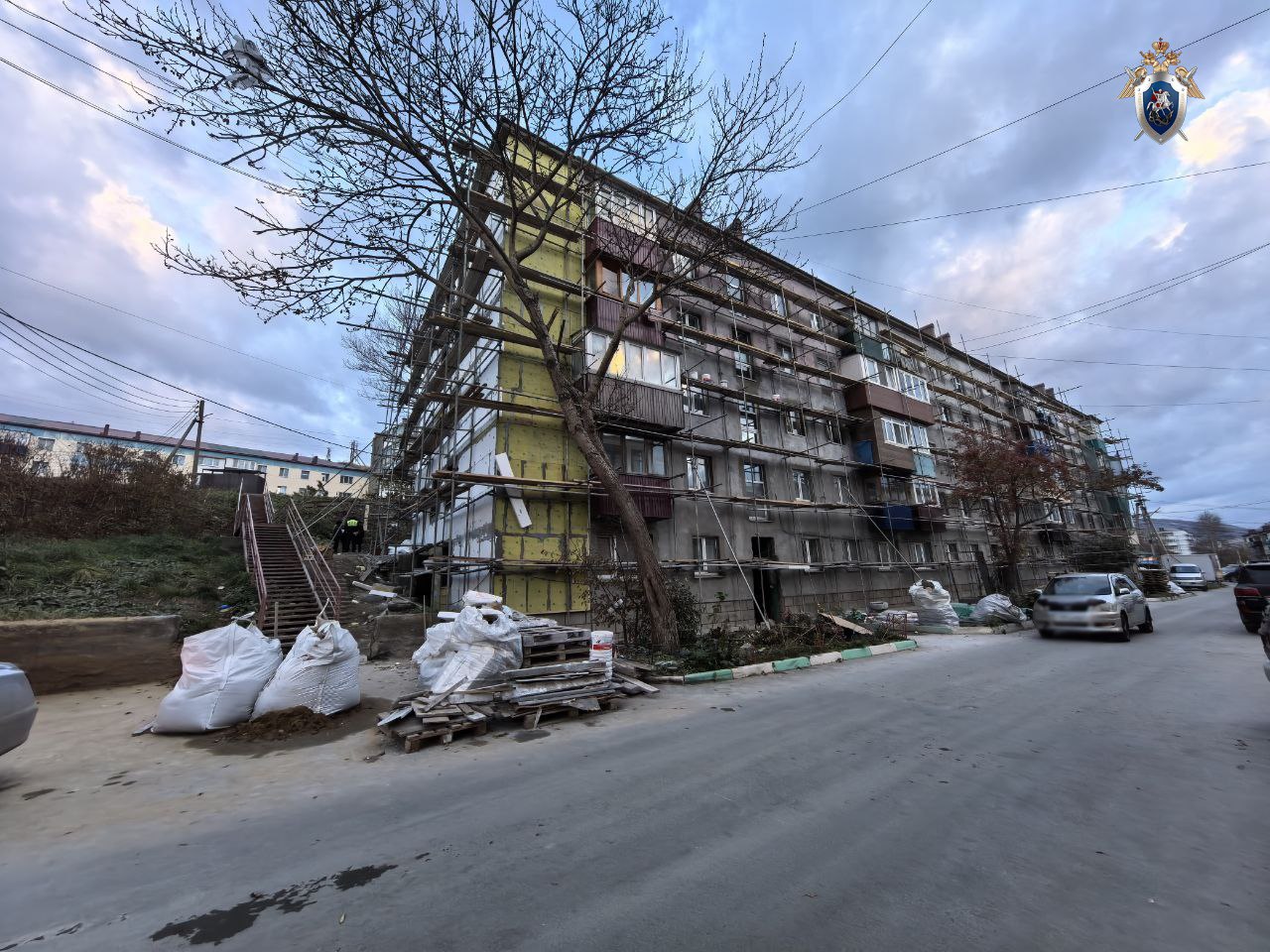Следователями организована процессуальная проверка по факту падения рабочего со строительных лесов