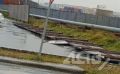 Новый забор повалило ветром на тротуар в Корсакове