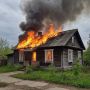В Долинске потушили дачный дом и хозпостройку