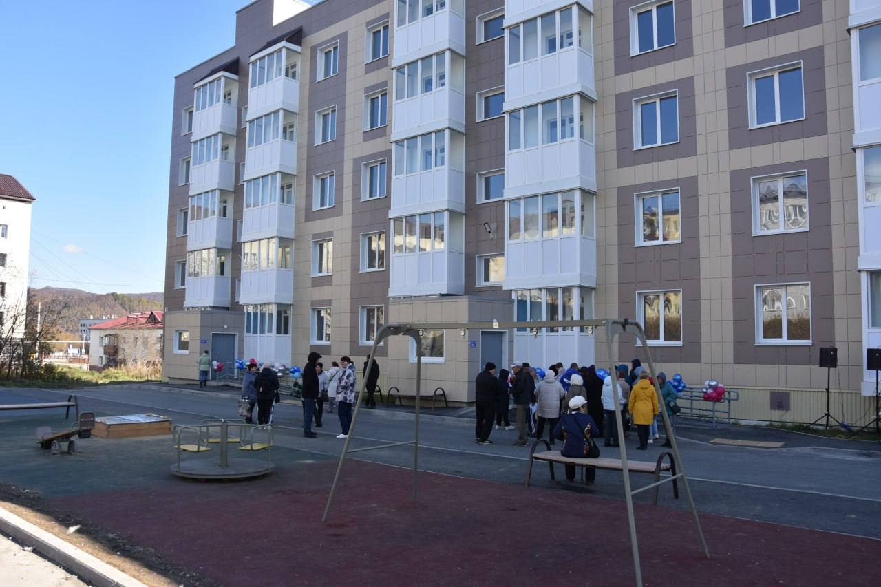 60 семей в Долинском районе получили ключи от новых квартир 60 семей в Долинском районе получили ключи от новых квартир