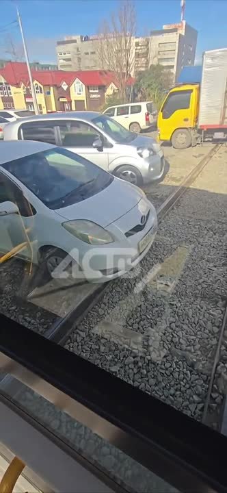 Автомобили застревают на ж\д переезде в Южно-Сахалинске