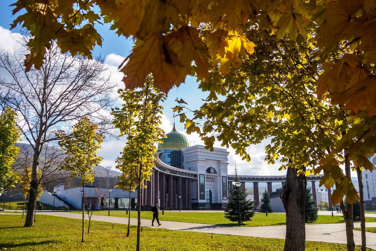 С добрым утром, Южный!. Еще вчера город утопал в белоснежном покрывале, а сегодня осень вновь раскрывает свои объятия, даря нам тепло и уют